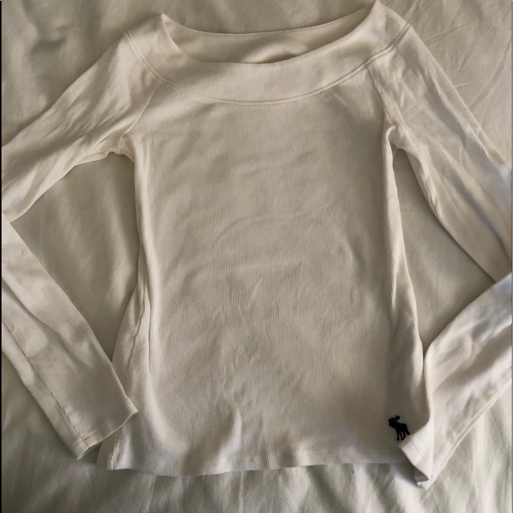 Girls white ribbed long sleeve scoop neck shirt.